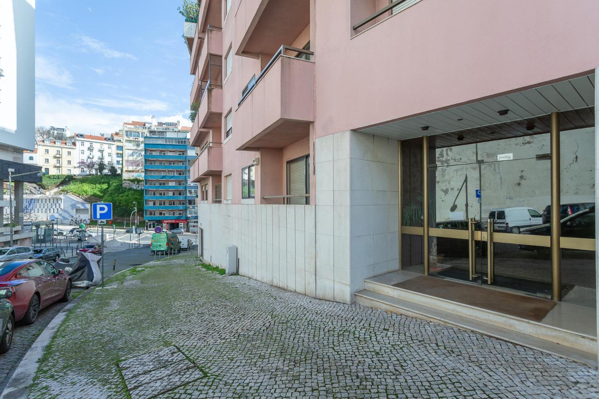 1 Apartment *